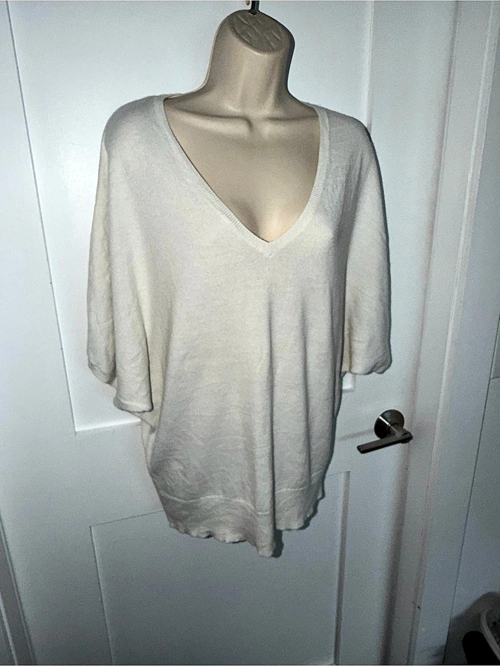 Ann Taylor V-Neck Sweater in Cream Size Large